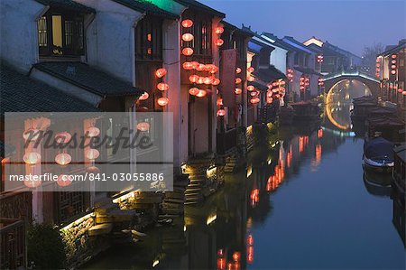 Traditionelle alte am Fluss Häuser beleuchtet in der Nacht in Shantang Wasser Stadt Suzhou, Jiangsu Province, China, Asien