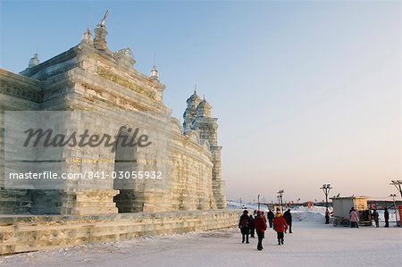 Touristen zu Fuß vorbei an Schnee und Eis-Skulpturen an der Ice-Laternenfest, Harbin, Heilongjiang Provinz, Nordostchina, China, Asien