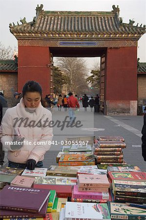 Une fille chinoise à la recherche de livres au parc Ditan book fair, Beijing, Chine, Asie