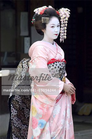Geisha, maiko (trainee geisha) in Gion, Kyoto city, Honshu, Japan, Asia