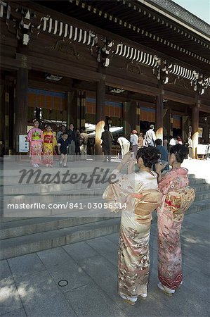 Mädchen in Kimonos, Meiji-Schrein, Harajuku, Tokio, Honshu, Japan, Asien