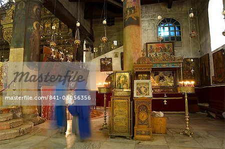 Nonnen im Inneren der Kirche des Nativity (Geburtsort von Jesus Christus), Bethlehem, Israel, Nahost