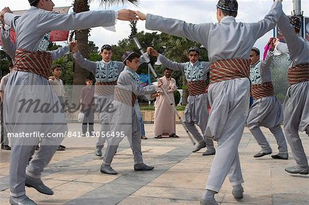 Traditionnellement vêtue danseurs et percussionnistes, Alep (Dimitrov), Syrie, Moyen-Orient
