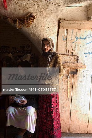 Des femmes à l'intérieur d'une ruche maison construite de brique et de boue, Srouj village, Syrie, Moyen-Orient