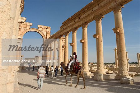 Tourisme camel ride, arc monumental, archéologique ruines, Palmyre, UNESCO World Heritage Site, Syrie, Moyen Orient