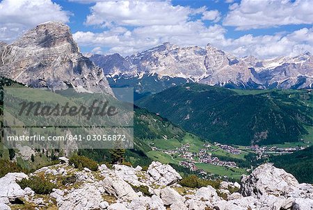 Vallée à l'est de Passo Gardena avec les villages de Colfosco (Kolfuschg) et Corvara, Dolomites, Haut-Adige, Italie, Europe