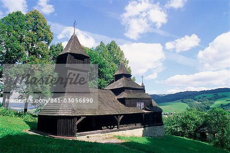 Orthodoxe en bois du XVIIIe siècle Église de Saint Cosmas et Damian St. datant de 1709 à village de Lukov, Presov région, Slovaquie, Europe