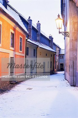 Chalets du XVIe siècle sur la ruelle d'or (Zlata ulicka) couverte de neige au crépuscule d'hiver, Hradcany, Prague, République tchèque, Europe
