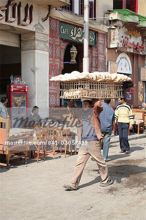 Homme portant pain, Square Azhar, le Caire, Egypte, Afrique du Nord, Afrique