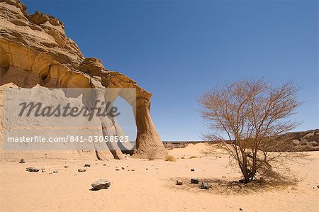 Tin Ghalega rock formation, Red Rhino Arch, Wadi Teshuinat, Akakus, Sahara desert, Fezzan (Libye), l'Afrique du Nord, Afrique