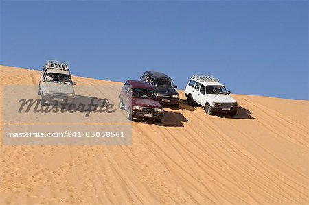 SUV on sand dunes, Erg Awbari, Sahara desert, Fezzan, Libya, North Africa, Africa