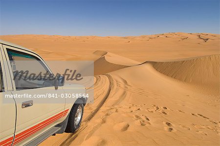 SUV auf Sanddünen Erg Awbari, Sahara Wüste, Fessan, Libyen, Nordafrika, Afrika
