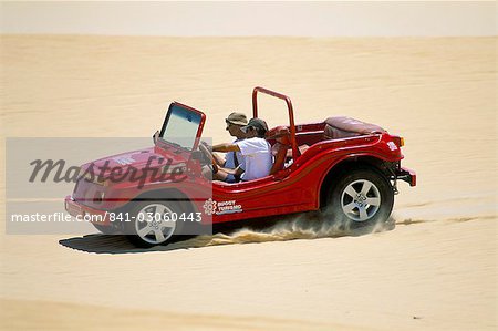 Dune Buggy auf Sanddünen, Pitangui, Natal, Rio Grande Norte Staat, Brasilien, Südamerika