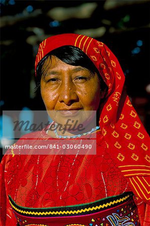 Portrait of a Kuna (Cuna) woman, Contadora island, Las Perlas archipelago, Panama, Central America