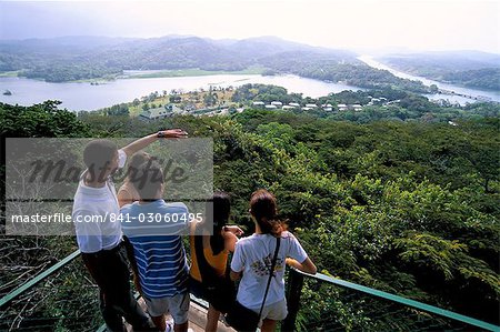 Touristes cherchant à panorama de canopy tour, Parc National de Soberania, Gamboa, Panama amerique centrale