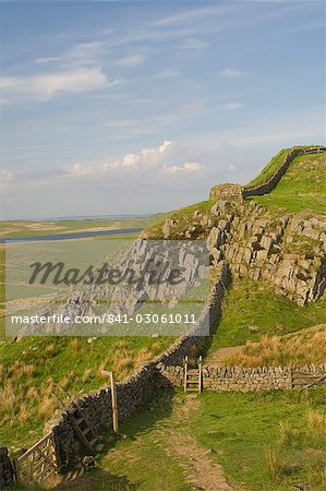 Passage de Pennine Way près de tourelle 37 a, le mur d'Hadrien, patrimoine mondial UNESCO, Northumberland, Angleterre, Royaume-Uni, Europe