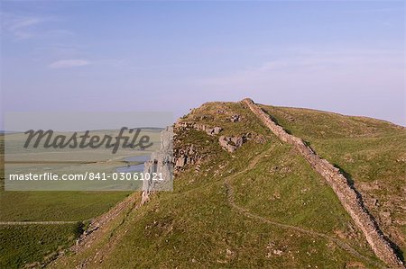 Roman Wall à est à Craglough, du mur d'Hadrien, patrimoine mondial de l'UNESCO, Northumberland, Angleterre, Royaume-Uni, Europe