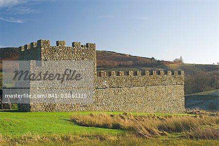 Reconstruction de la partie du mur et tour de ville romaine et fort de Vindolanda, patrimoine mondial de l'UNESCO, Northumbria, Angleterre, Royaume-Uni, Europe