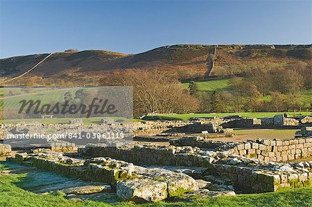 Siège affichage de Cour et puits, colonie romaine et fort de Vindolanda, Roman Wall Sud, patrimoine mondial de l'UNESCO, Northumbria, Angleterre, Royaume-Uni, Europe