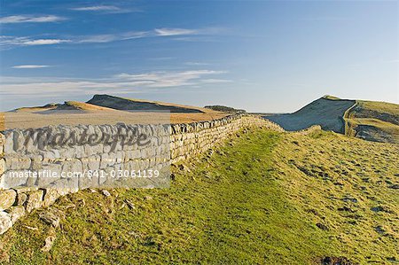 À l'est de Kings Hill et Sewingshields Crag, mur d'Hadrien, patrimoine mondial de l'UNESCO, Northumbria, Angleterre, Royaume-Uni, Europe À l'est de Kings Hill et Sewingshields Crag, mur d'Hadrien, patrimoine mondial de l'UNESCO, Northumbria, Angleterre, Royaume-Uni, Europe