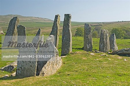 Cairn chambré datant de 2000 av. J.-C. à Cairnholy près de Creetown, la chambre funéraire ouverte est au premier plan avec les pierres Sentinel derrière, Dumfries and Galloway, Ecosse, Royaume-Uni, Europe
