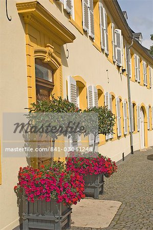 Terrasse des maisons avec des fenêtres avec volets traditionnels, ville frontière allemande de Perl, sentier de la rivière Moselle (Moselle) vin, sur l'Europe de frontière, Allemagne, Luxembourg