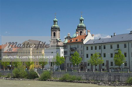 Le centre offre une vue sur la rivière Inn à la vieille ville, Innsbruck, Autriche, Europe