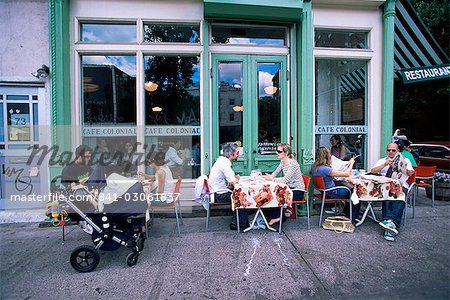 Jugendlichen außerhalb der Colonial Cafe in Nolita Nachbarschaft, Manhattan, New York, Vereinigte Staaten von Amerika, Nordamerika