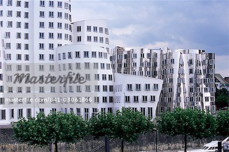 Le bâtiment de Neuer Zollhof par Frank Gehry au Medienhafen (port des médias), Düsseldorf, Nord Westphalie, Allemagne, Europe