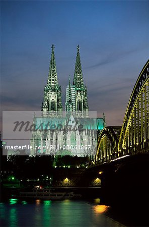 Cathédrale de Cologne, patrimoine mondial de l'UNESCO et Hohenzollern Bridge at night, Cologne, Nord Westphalie, Allemagne, Europe Cathédrale de Cologne, patrimoine mondial de l'UNESCO et Hohenzollern Bridge at night, Cologne, Nord Westphalie, Allemagne, Europe