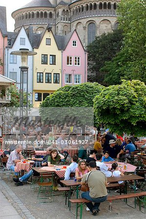 Gens assis dans un restaurant en plein air dans la vieille ville, église Saint-Martin et le marché aux poissons dans le fond, Cologne, Nord Westphalie, Allemagne, Europe