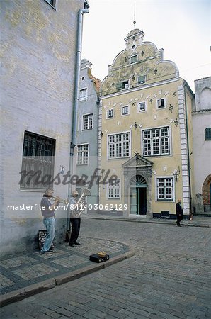 Maisons de jeu de musiciens de rue par les trois frères, le plus ancien de Riga, Riga, Lettonie, pays baltes, Europe