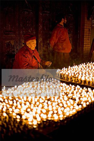 Moines légers beurre lampes sur une nuit de bon augure, Boudha stupa, la Bodhnath, Katmandou, Népal, Asie