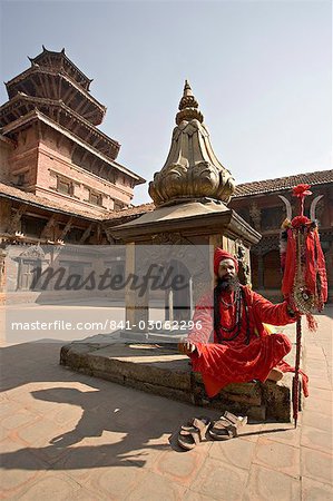 Heiliger Mann in seinem Outfit Shiva im Mul Chowk, einem der Höfe des königlichen Palastes, Durbar Square, Patan, Kathmandu, Nepal, Asien