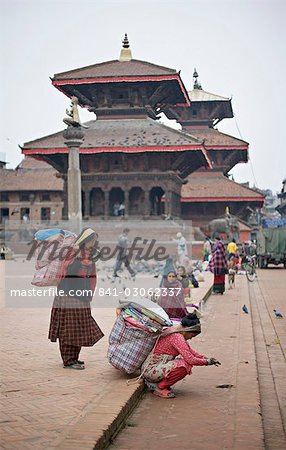 Femmes chargeant, utilisant dokos pour transporter des charges, Durbar Square, Patan, vallée de Kathmandu, Népal, Asie