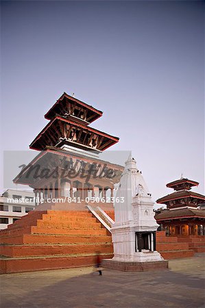 Maju Deval dreifach überdacht, Hindu-Tempel mit Shikara-Stil buddhistische Stupa in der Frontseite und Narayan Tempel auf ganz rechts bei Dämmerung, Durbar Square, Kathmandu, UNESCO-Weltkulturerbe, Nepal, Asien