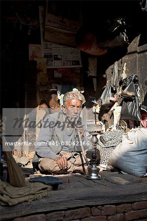 Vieil homme avec pipe, Bhaktapur, Kathmandu valley, Népal, Asie