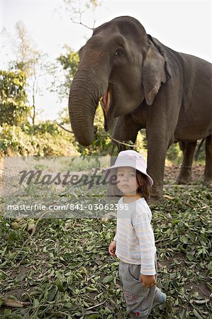 Zwei Jahre altes Mädchen und die Elefanten, die ihr auf Safari, bei der Island Jungle Resort Hotel, Chitwan Nationalpark, Terai, Nepal, Asien nehmen