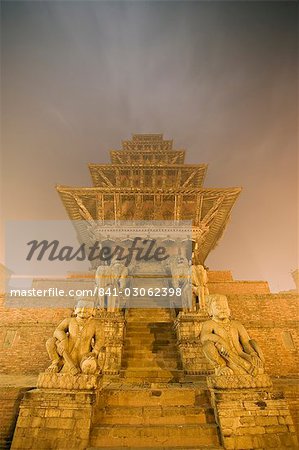 Le temple de Nyatapola, plus haut dans la vallée, avec son toit de pagode de cinq étages, à l'aube, construit en 1702, dédié à la déesse hindoue Siddhi Lakshmi, place Taumadhi Tole, Bhaktapur, Kathmandu valley, Népal, Asie