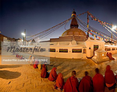 Panoramabild von Boudha, eine große tibetische Stupa in Bodhnath, kurz vor Sonnenaufgang am ersten Tag des Lhosar (tibetische Neujahr), UNESCO Weltkulturerbe, Kathmandu, Nepal, Asien