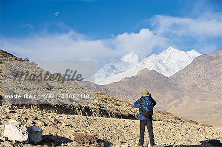 Trekker en prenant une photo sur la randonnée circuit Annapurna, entre Jomsom Muktinath, Himalaya, Népal, Asie