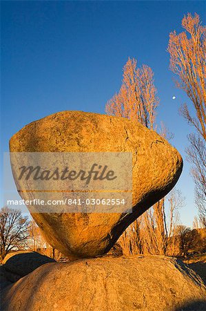 Équilibrage de la roche, près de Glen Innes, New South Wales, Australie et Pacifique