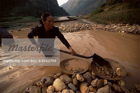 Gold panning, Nong Kiew, River Nam Ou, Laos, Indochina, Southeast Asia, Asia