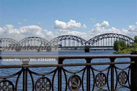 Chemin de fer pont au-dessus de la rivière Daugava, Riga, Lettonie, pays baltes, Europe Chemin de fer pont au-dessus de la rivière Daugava, Riga, Lettonie, pays baltes, Europe