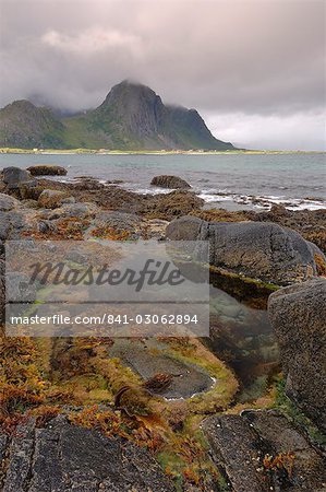 Vue vers Flakstad, Flakstadoya, îles Lofoten, en Norvège, Scandinavie, Europe Vue vers Flakstad, Flakstadoya, îles Lofoten, en Norvège, Scandinavie, Europe