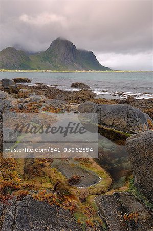 Vue vers Flakstad, Flakstadoya, îles Lofoten, en Norvège, Scandinavie, Europe