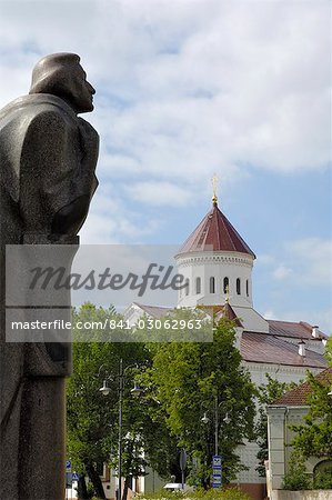 Statue d'Adam Mickiewicz, avec l'église de la Sainte mère de Dieu dans le fond, Vilnius, Lituanie, pays baltes, l'Europe