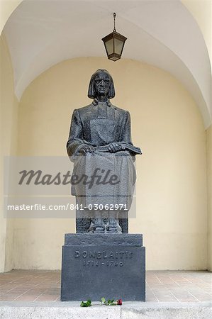 Rose platziert am Fuße der Statue von 1714 – 1780, Donelaitis außerhalb der Universität Vilnius, Litauen, Baltikum, Europa