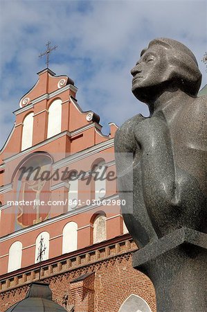 Statue d'Adam Mickiewicz, avec l'église des Bernardins et monastère dans le fond, Vilnius, UNESCO World Heritage Site, Lituanie, pays baltes, Europe