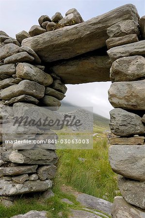 Village déserté au pied du mont Slievemore, censé avoir été abandonnée pendant la grande famine, l'île d'Achill, comté Mayo, Connacht, Irlande, Europe
